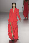Conjunto de falda y chaqueta rojo de Roberto Torreta Vestido primavera/verano 2017 en Madrid Fashion Week