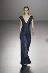 Vestido azul marino con escote en V de Roberto Torreta primavera/verano 2017 en Madrid Fashion Week