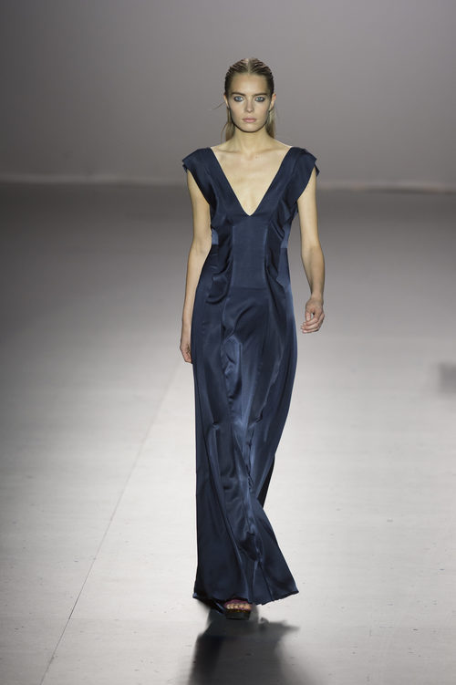 Vestido azul marino con escote en V de Roberto Torreta primavera/verano 2017 en Madrid Fashion Week