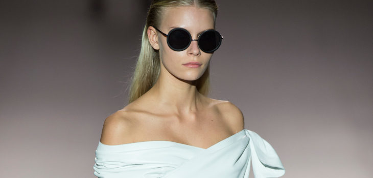 Vestido blanco palabra de honor de Roberto Torretta primavera/verano 2017 en Madrd Fashion Week