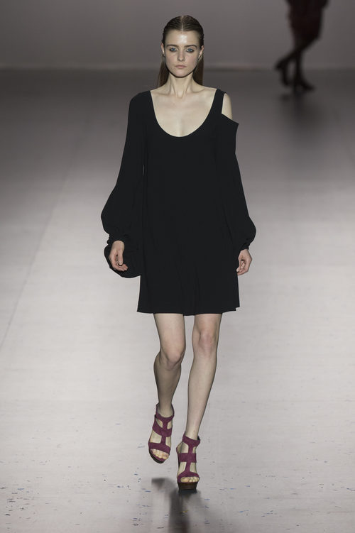 Vestido negro asimétrico de Roberto Torreta primavera/verano 2017 en Madrd Fashion Week