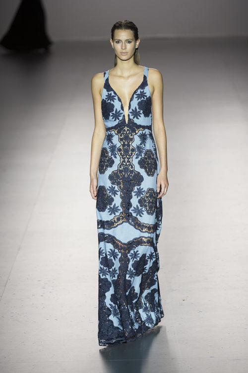 Vestido azul largo de flores de Roberto Torretta primavera/verano 2017 en Madrd Fashion Week