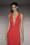 Vestido rojo largo con escote en V de Roberto Torretta primavera/verano 2017 en Madrd Fashion Week