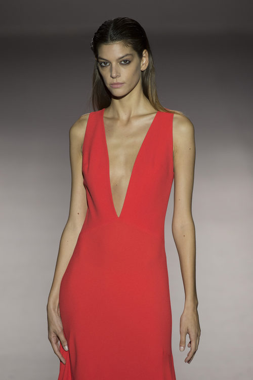 Vestido rojo largo con escote en V de Roberto Torretta primavera/verano 2017 en Madrd Fashion Week