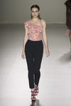 Top rosa y pantalón negro de Roberto Torretta primavera/verano 2017 en Madrid Fashion Week.