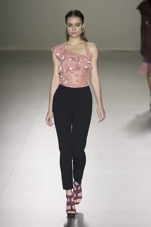 Top rosa y pantalón negro de Roberto Torretta primavera/verano 2017 en Madrid Fashion Week.