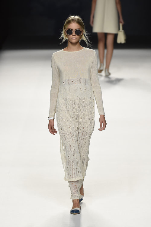 Vestido blanco de punto de Devota & Lomba primavera/verano 2017 en Madrid Fashion Week