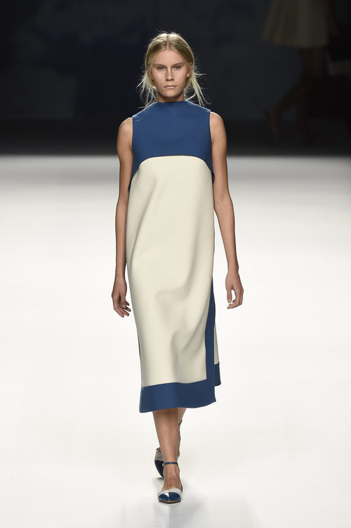 Vestido largo azul y blanco de Devota & Lomba primavera/verano 2017 en Madrid Fashion Week