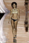 Bikini negro con estampado 3D de Dolores Cortés primavera/verano 2017 en la Madrid Fashion Week