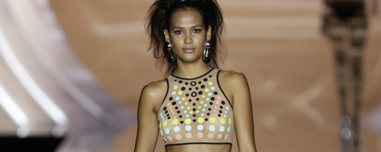 Bikini negro con estampado 3D de Dolores Cortés primavera/verano 2017 en la Madrid Fashion Week