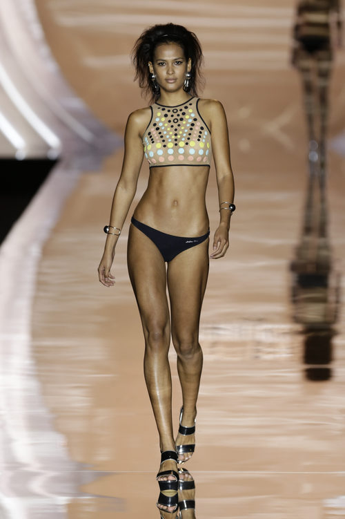 Bikini negro con estampado 3D de Dolores Cortés primavera/verano 2017 en la Madrid Fashion Week