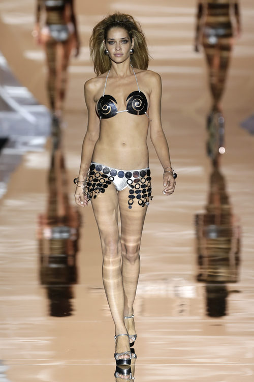 Bikini metalizado de Dolores Cortés primavera/verano 2017 en la Madrid Fashion Week