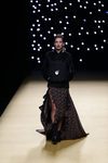 Nieves Álvarez desfilando para Juanjo Oliva primavera/verano 2017 en la Madrid Fashion Week