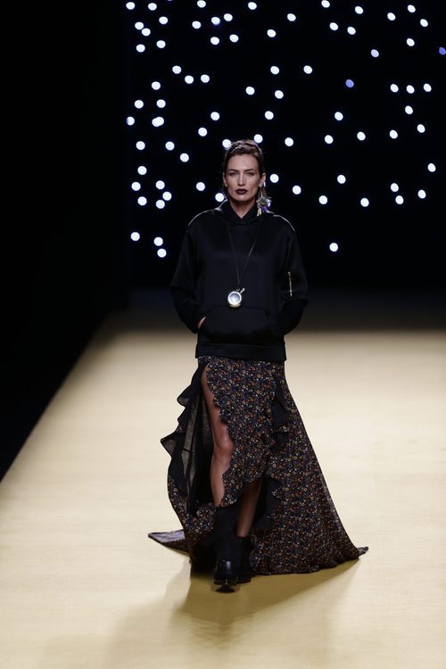 Nieves Álvarez desfilando para Juanjo Oliva primavera/verano 2017 en la Madrid Fashion Week