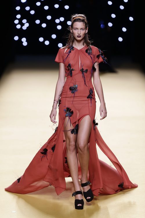 Vestido rojo de Juanjo Oliva primavera/verano 2017 en la Madrid Fashion Week