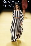 Vestido de rayas de Juanjo Oliva primavera/verano 2017 en la Madrid Fashion Week