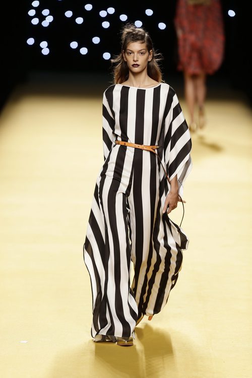 Vestido de rayas de Juanjo Oliva primavera/verano 2017 en la Madrid Fashion Week