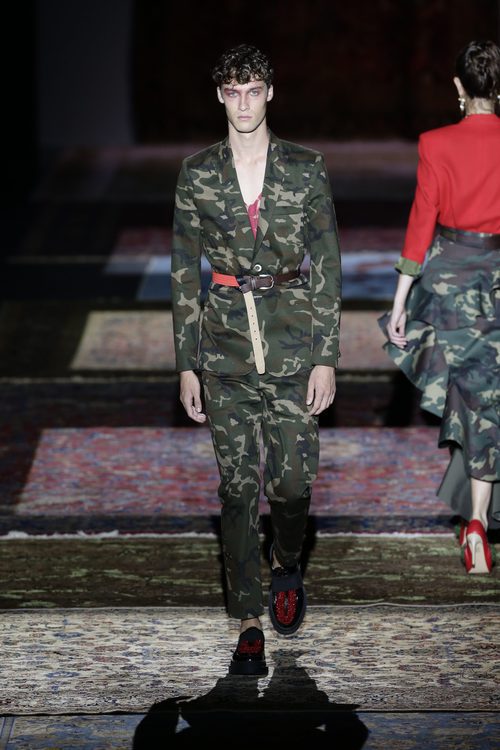 Traje de camuflaje de Ana Locking primavera/verano 2017 en la Madrid Fashion Week