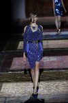 Traje de dos piezas azul klein de Ana Locking primavera/verano 2017 en la Madrid Fashion Week