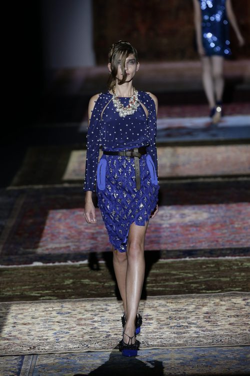 Traje de dos piezas azul klein de Ana Locking primavera/verano 2017 en la Madrid Fashion Week