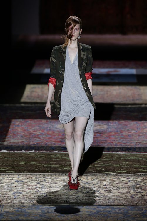 Vestido gris de Ana Locking primavera/verano 2017 en la Madrid Fashion Week