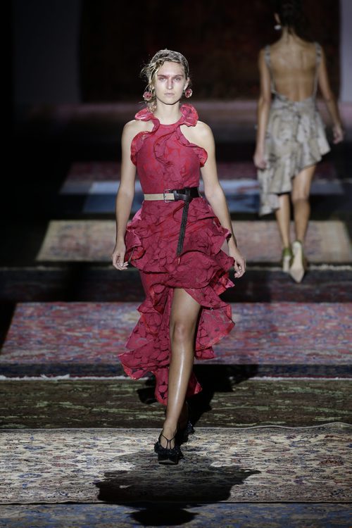 Vestido rojo de Ana Locking de la colección primavera/verano 2017 en la Madrid Fashion Week