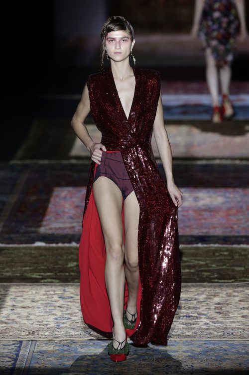 Vestido con lentejuelas de Ana Locking de la colección primavera/verano 2017 en la Madrid Fashion Week