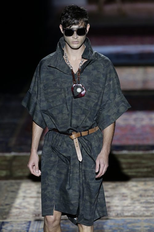 Conjunto de camuflaje de Ana Locking colección primavera/verano 2017 en la Madrid Fashion Week