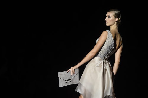 Modelo con un vestido en color crema en el desfile de Hannibal laguna