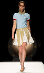 Conjunto de estilo naval con polo náutico y una falda con volantes de la colección primavera/verano 2017 de Ion Fiz