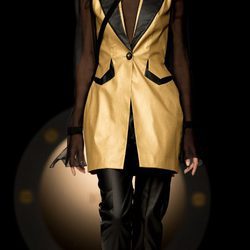 Chaleco en corte esmoquin de color oro de la colección primavera/verano 2017 de Ion Fiz