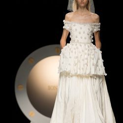 Vestido de apariencia nupcial con escote bardot y doble capa en la falda de la colección primavera/verano 2017 de Ion Fiz