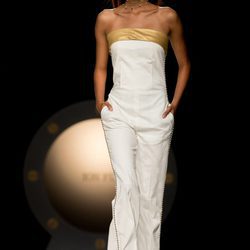 Mono en blanco y escote palabra de honor con franja en oro de la colección primavera/verano 2017 de Ion Fiz