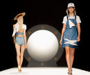 Vestido en denim con detalles en blanco y camiseta blanca de la colección primavera/verano 2017 de Ion Fiz