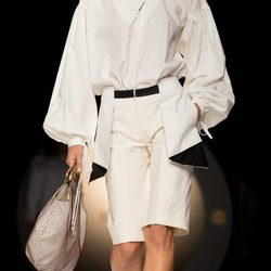 Cojunto de pantalón y blusa blanca estilo pirata con cuello ovalado  de la colección primavera/verano 2017 de Ion Fiz