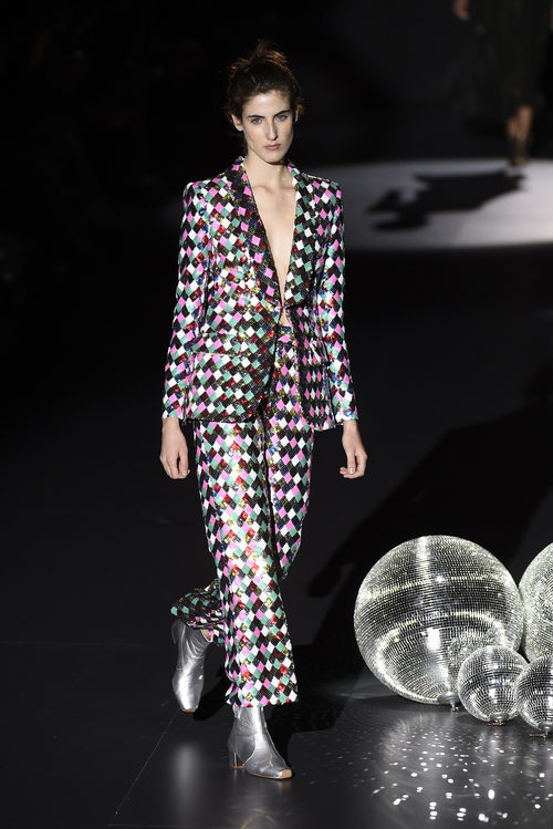 Traje de pantalón inspirado en la música disco de Teresa Helbig primavera/verano 2017 en Madrid Fashion Week