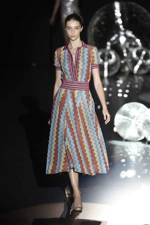 Vestido de colores años 50 de Teresa Helbig primavera/verano 2017 en Madrid Fashion Week