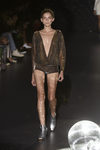 Blusa y shorts marrones con botas plateadas de Teresa Helbig primavera/verano 2017 en Madrid Fashion Week