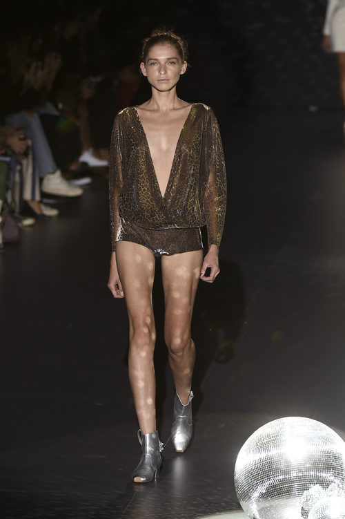 Blusa y shorts marrones con botas plateadas de Teresa Helbig primavera/verano 2017 en Madrid Fashion Week