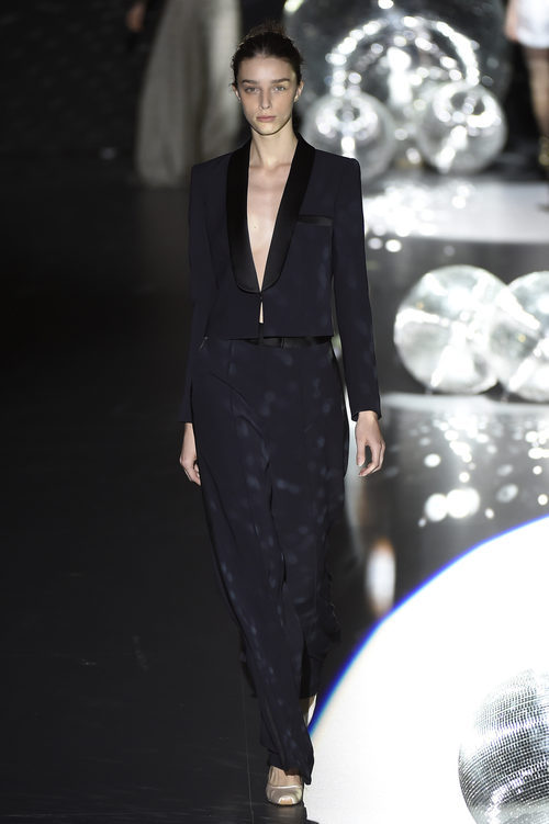 Traje pantalón azul marino de Teresa Helbig primavera/verano 2017 en Madrid Fashion Week
