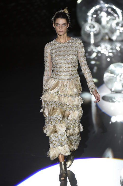 Vestido verde y gris de plumas de Teresa Helbig primavera/verano 2017 en Madrid Fashion Week