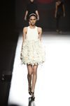 Vestido blanco corto con volumen en la zona inferior de Amaya Arzuaga primavera/verano 2017 Madrid Fashion Week