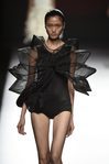 Vestido negro corto con mangas tridimensionales y transparentes de Amaya Arzuaga primavera/verano 2017 Madrid Fashion Week
