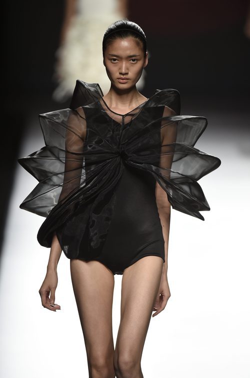 Vestido negro corto con mangas tridimensionales y transparentes de Amaya Arzuaga primavera/verano 2017 Madrid Fashion Week