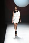 Vestido corto de color blanco con un detalle negro en la parte superior de Amaya Arzuaga primavera/verano 2017 Madrid Fashion Week