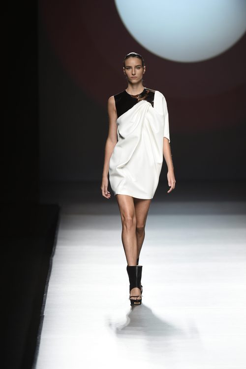Vestido corto de color blanco con un detalle negro en la parte superior de Amaya Arzuaga primavera/verano 2017 Madrid Fashion Week