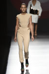 Mono en color crema de Amaya Arzuaga primavera/verano 2017 Madrid Fashion Week