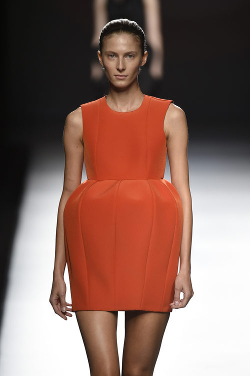 Vestido corto de color butano de Amaya Arzuaga primavera/verano 2017 Madrid Fashion Week