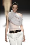 Camiseta de color gris con superposición de tejidos de Amaya Arzuaga primavera/verano 2017 Madrid Fashion Week
