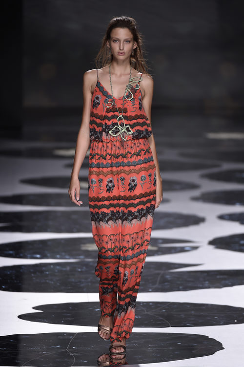Mono de color rojo con estampados en negro de Alianto primavera/verano 2017 Madrid Fashion Week